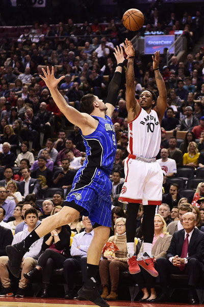 包含日本乒乓球队力克世界网球队，伦纳德惊艳世界波激烈交锋八强赛，成为赛场最大亮点的词条