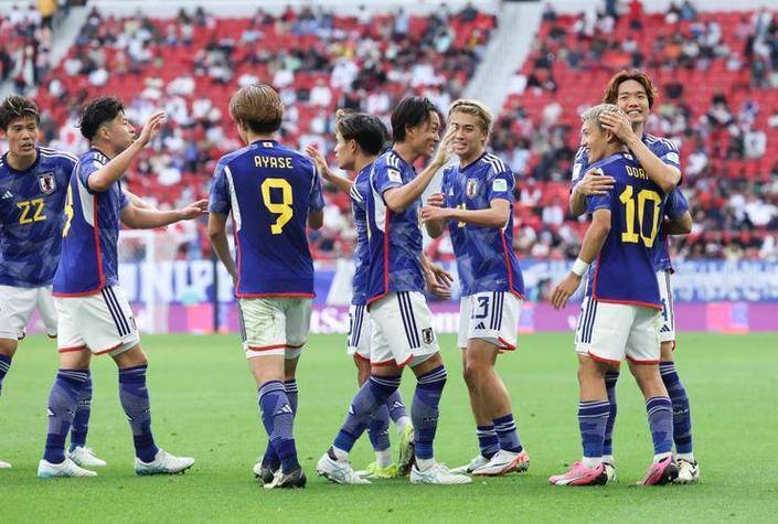 日本队力克韩国队，黄鸭组合统治全场