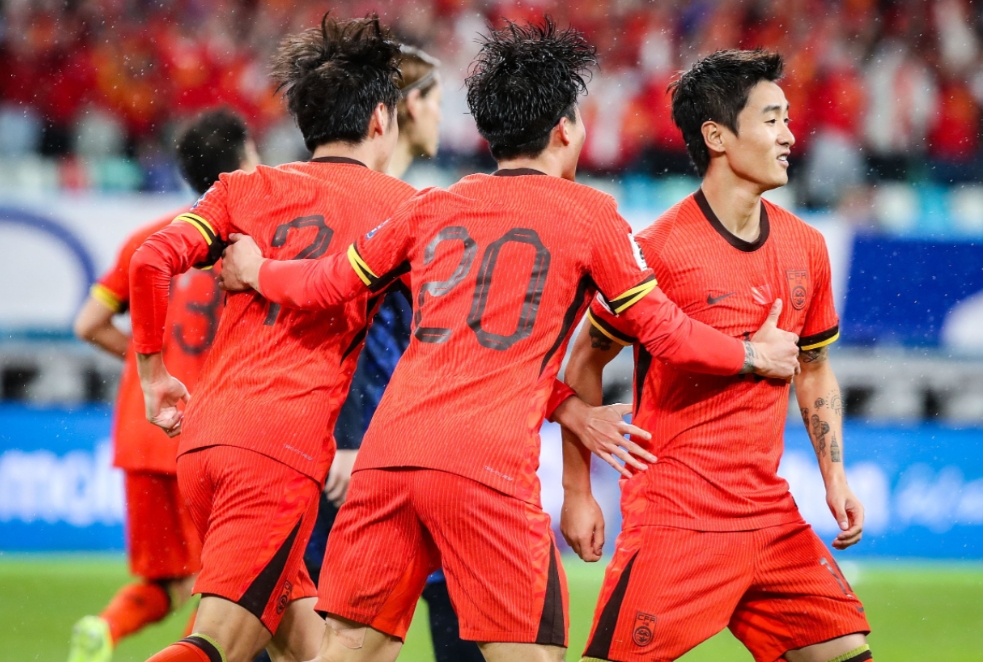 日本队力克韩国队，黄鸭组合统治全场