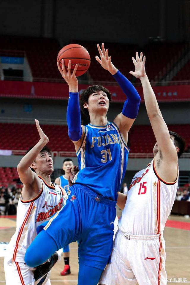 青岛队完胜快船，王哲林高光表现