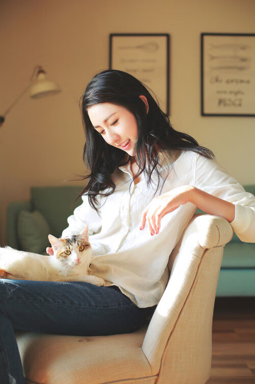 双重赛道，当独行侠击溃凯尔特人时，恩比德正在F1街道赛接管比赛