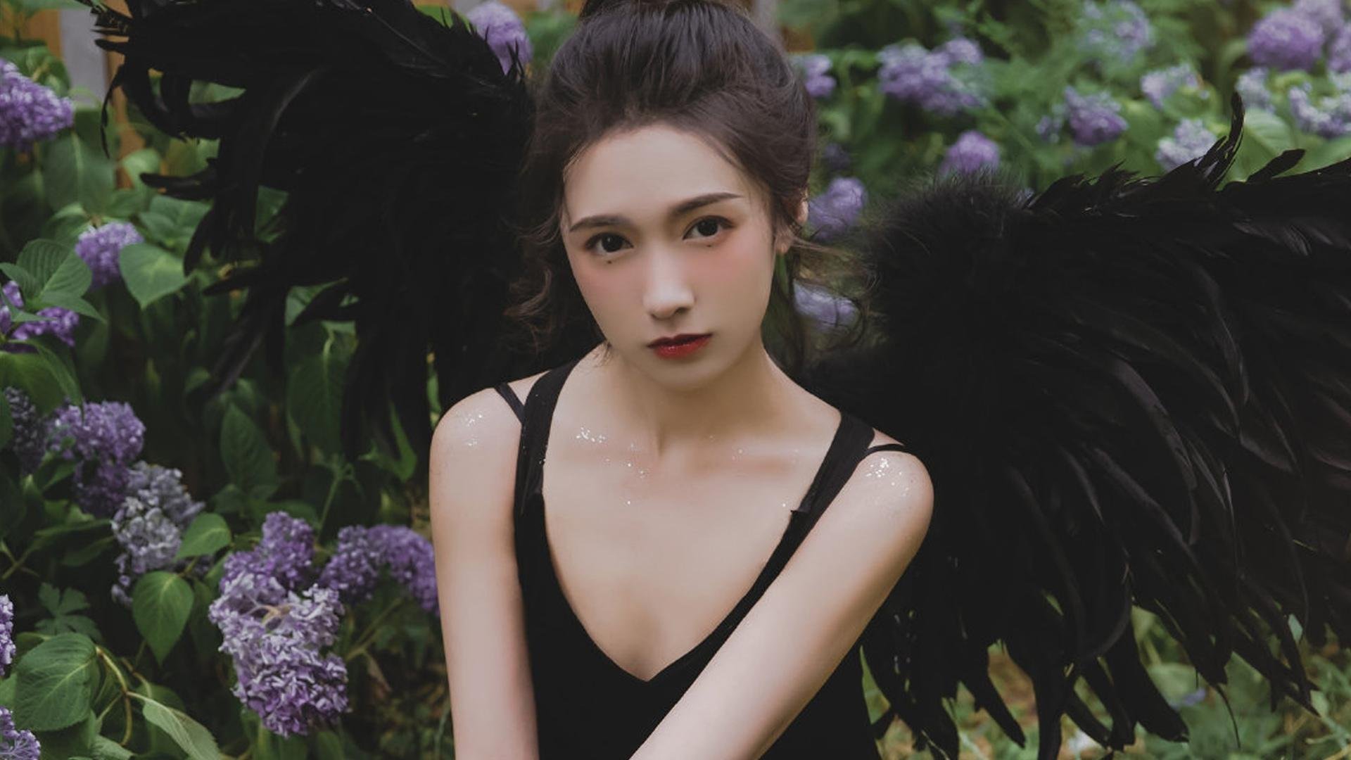 非常有挑战性，也很有戏剧张力。我们首先来扩展思维，构思一个既能抓住眼球，又能体现唯一性和关键人物阿诺德的标题